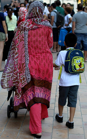 Nadia lleva a su hijo al colegio