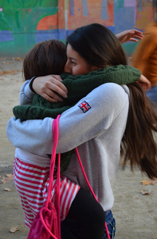 Los niños corren a abrazar a sus monitores. Foto: María Pazos Carretero