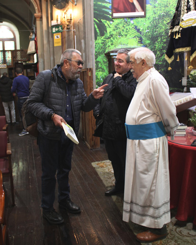 Cándido Méndez y Fernando Prado, junto al padre Joaquín Bohoyo, en la iglesia de San Antón de Madrid